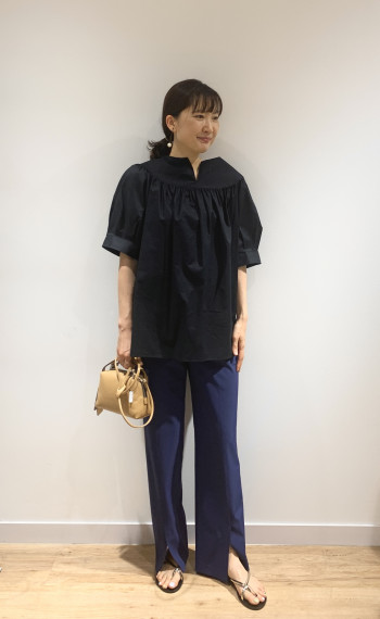【京都高島屋】定番スリットパンツの新色です。夏服に少しスパイスの効いた色合いでおしゃれな着こなしになります。