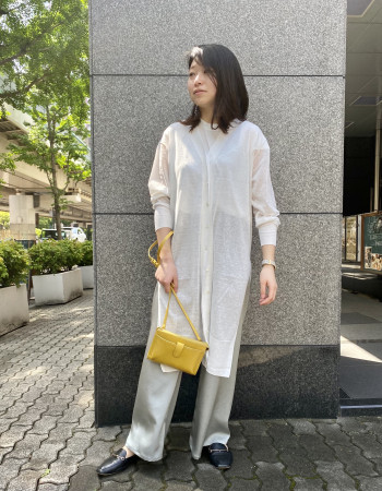 落ち感が綺麗なのとワイド過ぎない為、綺麗目に合わせて頂いたり、カットソーと合わせてカジュアルにでも着ていただけます。