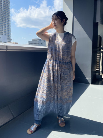 【骨格ストレート】
首がすっきり見える様前をVネックにし
着てみました!2WAYなのでお好みで着て頂けるのも嬉しいです!