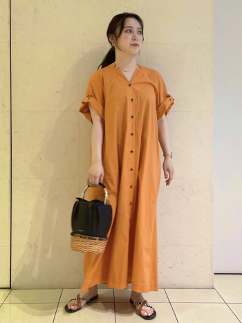 【骨格ストレート】
ハリ感のあるシャツで胸元も縦にあいているのですっきり見えします!