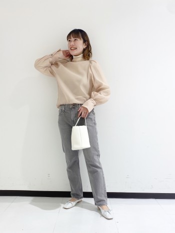 158㎝ 普段サイズ36着用 素材にハリ感があり高級感があるブラウスです。程よいパフスリーブで二の腕も気にならなかったです! 女性らしく着こなせます◎
