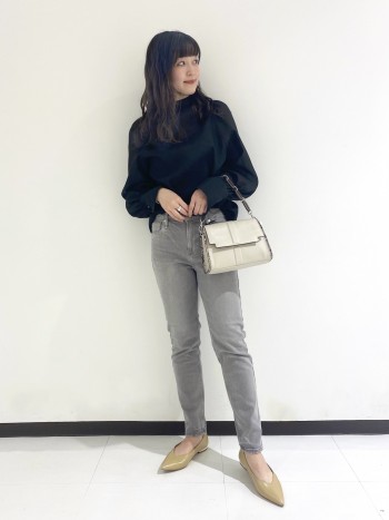 ストレッチ性があり動きやすいです◎23がとタイト目でしたが24で履くとゆったり履けてルーズ感が出ます。