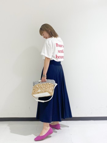 158㎝ 普段サイズ36 ぴったり過ぎず、程よくゆとりがあるTシャツでカジュアルにも綺麗めにもバランスがとりやすいTシャツです。背面プリントがポイントで可愛いです!