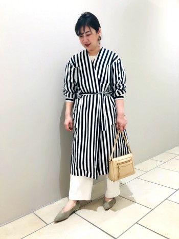 ポインテッドでも足先が楽!ふわふわのクッションで履いていて気持ちいいです!足もキレイに見せてくれます。
普段のパンプスサイズでピッタリでした