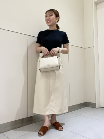 いつものサイズで丁度良かったです♪
通常のミュールよりも甲が少しだけ浅めでVカットなので
足が綺麗に見えるシルエットになっております!
革もすごく柔らかく馴染みやすく本当に履きやすいので、私も通勤で愛用しています☆