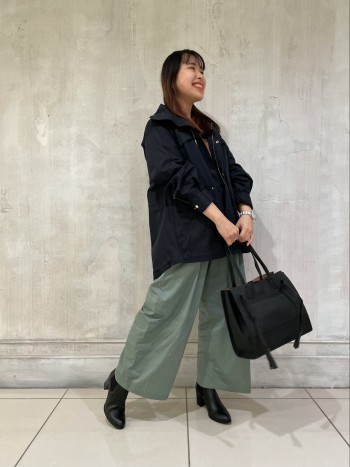 とても軽いのでサッと羽織れるのが嬉しいです。
中に厚手のインナーを着ても羽織りやすいゆとりのあるサイズ感です。