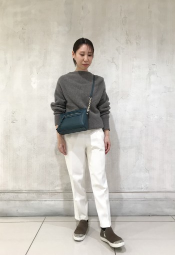 普段23,5㎝でMサイズを着用。
やや余裕がありゆったりサイズです。
サイドジップで着脱が楽です!
インソールが柔らかいですよ!