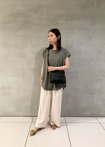 普段サイズ37サイズ着用
いつものサイズでちょうど良かったです。
足首もゆったりサイズで締め付けがなく、外反母趾ですが横幅もゆったりです。