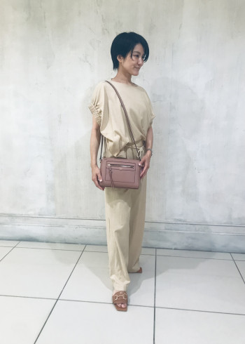【AU横浜高島屋】全体的にゆったりシルエットになっていて、ボディーラインをあまり拾わないブラウスです。
麻混ですが素材感が柔らかく肌触りがとても良いので、暑い日に汗をかいた後も肌あたりが優しく快適に着用できます。