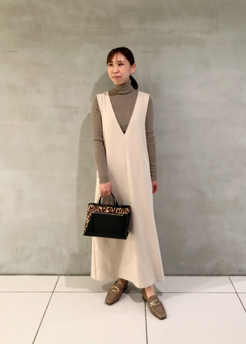 普段37サイズ(23,5㎝)少しゆったりサイズ。
外反母趾ですが横幅のしめつけがなく履くけました。