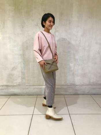 【AU横浜高島屋】一枚でも重ね着でも幅広いスタイリングを楽しめるシャツジャケットは色違いで欲しくなる万能アイテムです。
