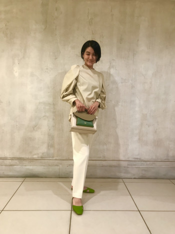 【AU横浜髙島屋】素材感が柔らかくとっても楽ちんに履けますが、オンオフ問わず幅広いシーンで使用できる万能パンツです。