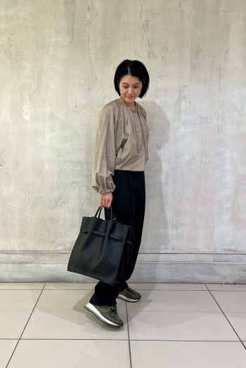 【AU横浜高島屋店】女性らしいフォルム&袖のボリューム感でどんなスタイリングにもバランス良く合わせやすいです。
