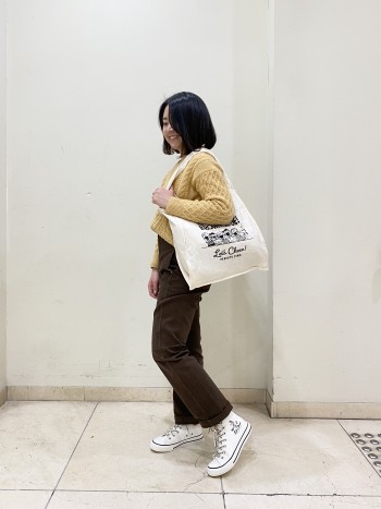 Mサイズ/ホワイト
普段は37サイズを履いています。靴下でも楽に履けます。