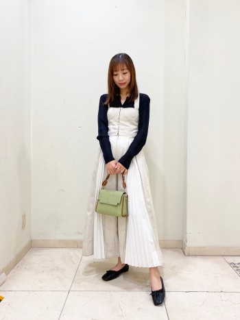 普段は39(24.5cm)を着用しています。外反母趾になっていますが、こちらはスクエアの形で幅が当たらないでので楽に履けます。