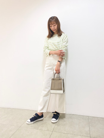 ニット素材を使用しているので、どこにも当たらず履きやすさが抜群です。少しゆったりと履いていただけるため、靴下で合わせるとぴったりです。