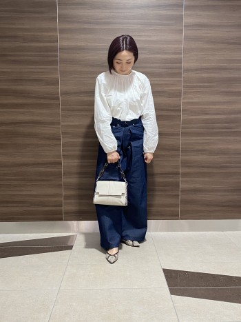 普段のサイズ感で大丈夫です。
外反母趾が当たらない履き口なので履き易いです。