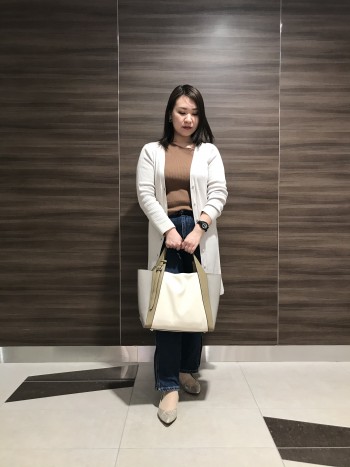 底の素材も柔らかく歩きやすいパンプスです。
縦長でいつもより1つサイズを下げました。