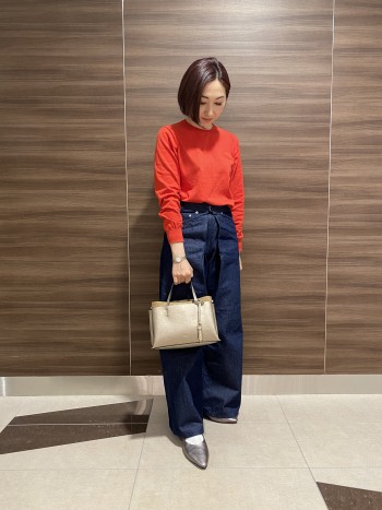 いつものサイズ感より若干大きめです。 かかとが踏めるデザインです。