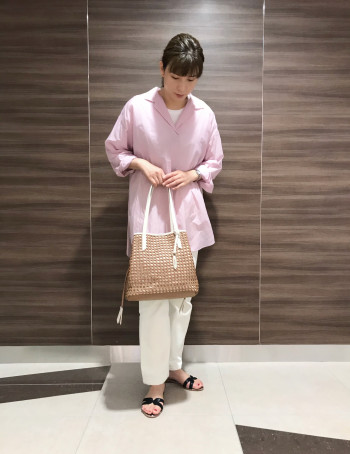 【AU東京大丸店】履くだけでおしゃれ感が出ます!
フラットなので楽に履いて頂けます。