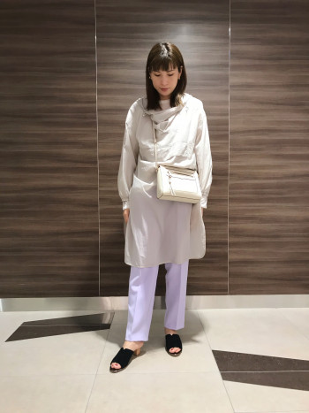 トレンドのイエロー、パープルカラーは、お洋服に取り入れるだけでいつものコーデをアップデートできる!
ヒールは5㎝です。