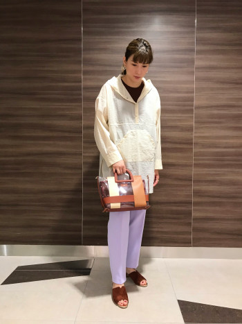 【AU東京大丸店】適度なリラックスさとキレイめのシルエットで、こなれた大人を演出します。
太ヒールで安定感があって歩きやすいです。