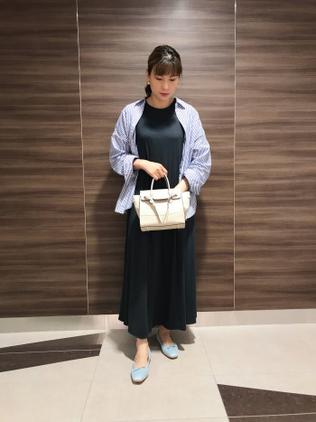 【AU東京大丸店】マチがしっかりあって大容量。
長財布、ペットボトルや折りたたみ傘がしっかり入ります。