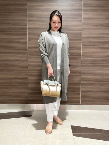 【AU大丸東京】柔らかく軽い牛革バッグ。長財布もポーチもしっかり入ります。