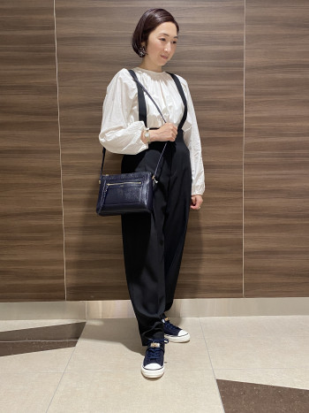 【AU東京大丸店】見た目はコンパクトですが、長財布がすっぽり入ります。バッグの中のポケットが充実しているため使いやすです。