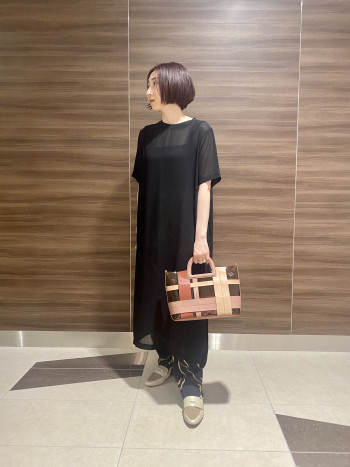 【AU東京大丸店】透け感のあるチュール素材のインナーバッグは取り外し可能です。 ストラップ付きでショルダーバッグとしてもお使い頂けます。