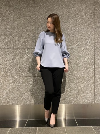 肩のレースがさりげなく華やかさをプラスしてくれる一着です。裾部分も前後で長さが違うのでアウトでもスタイル良く映るブラウスです。