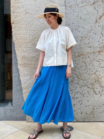 バックシルエットが程よくフレアなのが、女心をくすぐります♪
シワになりにくい滑りの良いお素材なので、汗ばむこの季節もノンストレスです!
ありそうでなかった半袖の羽織としても◎。