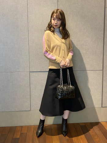 綺麗なフレアシルエットでハリ感もあるので型崩れせず、長すぎない丈感が今年らしい一着。腰の張りが気にならない様サイズは40を着用しています。
