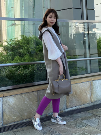 生地がしっかりしていて暖かくへたらないので、フード付きでもカジュアルになりすぎずオフィス等でも使いやすいデザインです。一枚で様になるアイテムです。