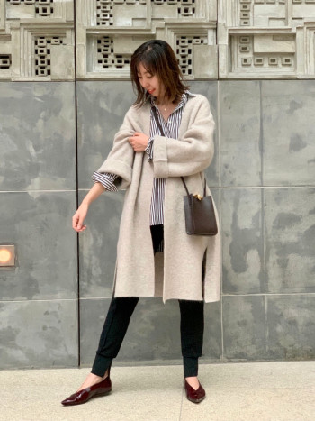 人気の定番シャツ！ざっくり大きめサイズですが衿台が高すぎず首周りがコンパクトな作りなので身長に関係なくスッキリした抜け感のある印象でお召し頂けます。