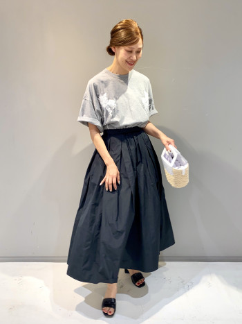 ヤシの木柄の刺繍がポイント。
類似色で施した刺繍ですので目立ちすぎず、プリントTシャツは苦手だけれどシンプル過ぎるのは退屈。という方にもおすすめのデザインです。