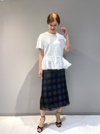 長めの着丈でタイトなボトムとの相性が◎ ペプラムの切り替えで足長効果も期待できます。
ややハリのある生地で身体のラインを拾いづらいです。