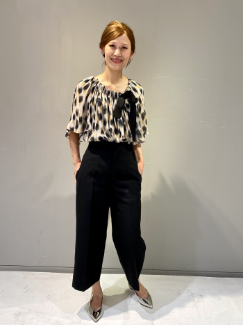 リネン混素材で今からすぐにお召し頂けます。コンパクトな丈感で足元の印象がすっきりと見えます。