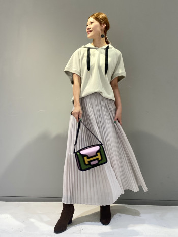 オーバーサイズでラフに着れるプルオーバーには女性らしいスカートが今の気分です。