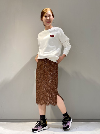 すっきりとしたシルエットのスエットはカジュアル過ぎず女性らしいボトムとも相性抜群な1枚です。