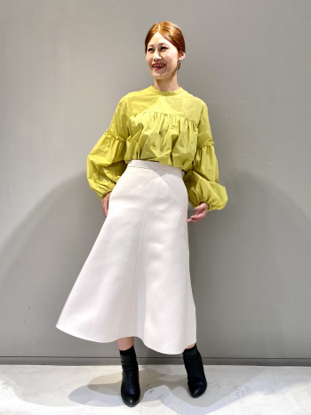タイトなウエスト周りと裾に向かって広がるシルエットが女性らしい印象のスカート。
長めの丈感でふくらはぎが隠れるくらいです。