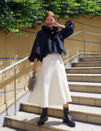 腰回りがすっきりとしたシルエットでボリュームが出すぎないのでハリ感のあるトップスでもバランス良く着こなしていただけます。