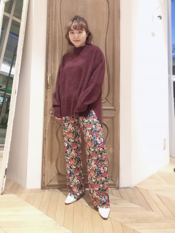 ブラウンと言う色味ですが、濃いレッドのような色です!
肌触りも良くチクチクしません。