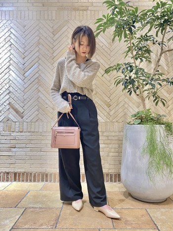 全体的に柔らかく、深めのVカットで足元をスッキリ見せてくれます!
