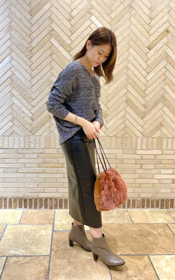 定番人気アイテムから新色です。
アンニュイな雰囲気を漂わせているチャコールグレー。
丁度中間色なのでファッションに取り入れやすいですよ。
