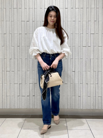 ふつう体型で丁度ゆとりをもって着れるサイズ感です。
身長160㎝で着丈は太ももの付け根あたりの長さでベーシックに着れる長さです。