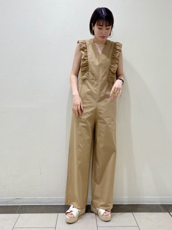 形が綺麗。肩のフリルが甘く見せすぎなく、大人な見えするオールインワンです。素材も軽く夏でも安心できる薄さ。インナーも響くことなく綺麗に着ていただけます。