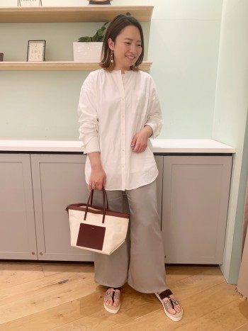 ゆったりなサイズ感で、腰回りのカバー力もあります!!
ノーカラーが抜け感の出る、大人カジュアルなシャツです♪