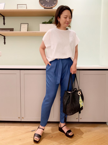 いつも39ですが、丁度いいです。
かかとストラップが少しきつめな感覚でしたが、
足にフィットして足運びが楽でした。
傾斜もほぼ感じず、クッションがふかふかなので疲れににくいです。