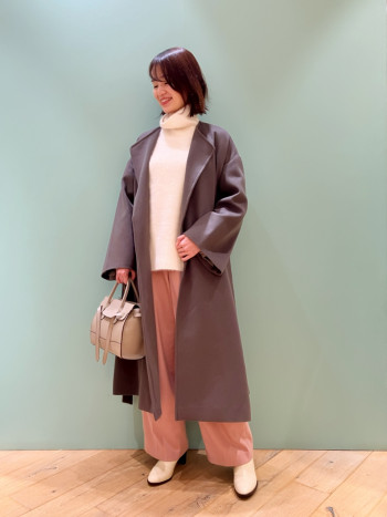いつも履いている38サイズ(24cm)でジャストサイズです。
幅広な私で、足幅はぴったりでした。
6.5cmとは思えない安定感で、がしがし歩けます!
最高シリーズでは一番丈が短いので、パンツスタイルにも合わせやすいです。
